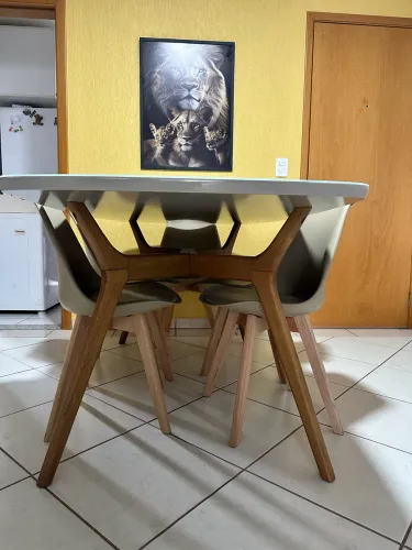 Mesa c/ 8 cadeiras (base de vidro/ pés de madeira )