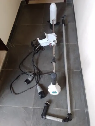 Vendo motor de popa elétrico Phantom 54 lb Marine e acessórios, usado.
