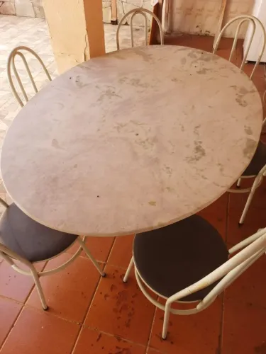 Mesa oval com tampo mármore 