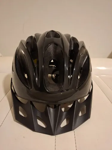 Capacete de Ciclismo Preto com Luz Traseira - Usado 1x