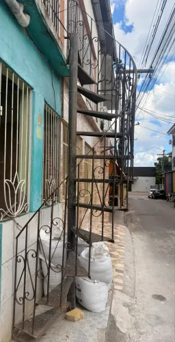 VENDE-SE. Escada caracol de ferro.  