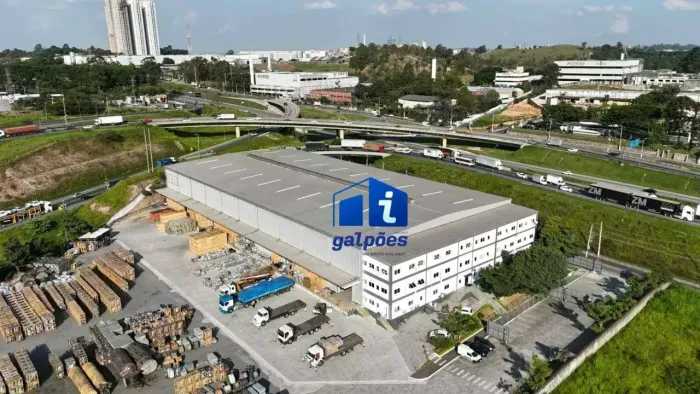 Galpão Logístico com 7.600 m² com Grande Pátio e 24 Docas na Régis Bittencourt em Embu das