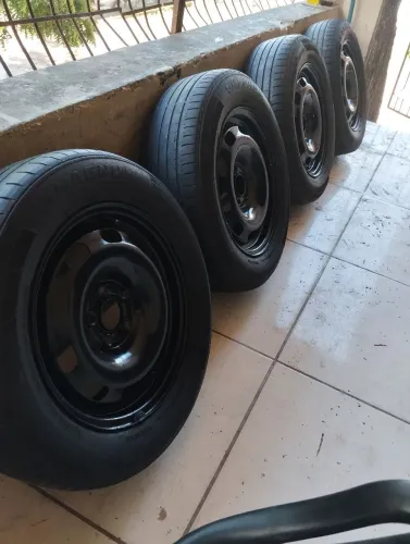 Vende-se rodas 15 de ferro furação 5 x 100 original do polo com pneus aproximadamente 70
