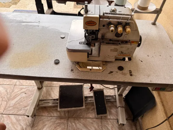 Máquina de costura industrial Yamata, Overlock.