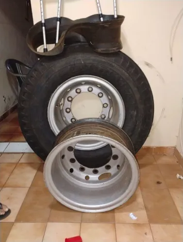 Vendo pneu montado 