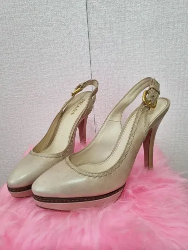 Sapato de couro bege com salto PRADA