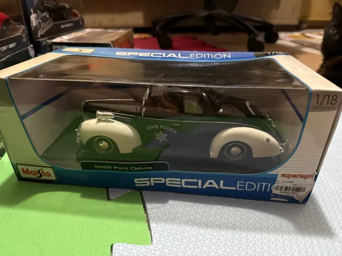 Miniatura Special Edition da Maisto Ford Deluxe 1939 escala 1/18