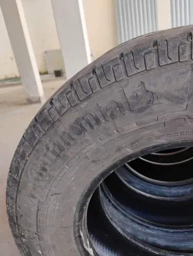  04 Pneus 225 75 16 c continental 