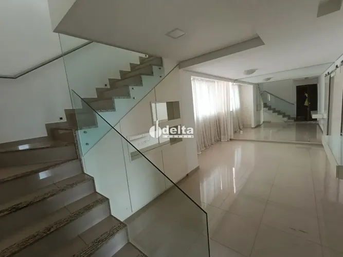 Cobertura duplex disponível para locação no bairro Santa Mônica em Uberlândia-MG