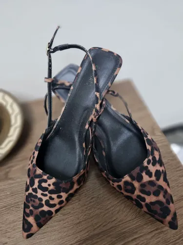 Sapato de salto animal print.