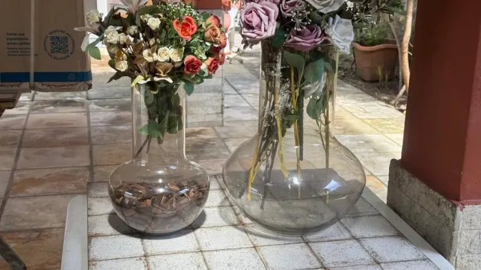 2 VASOS DECORATIVOS COM ARRANJO
