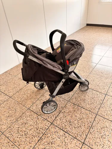 Carrinho com bebê conforto Britax