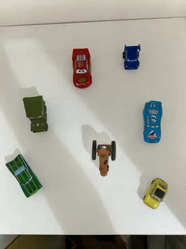 Carros brinquedos  de plástico duro ( comprados na Disney)