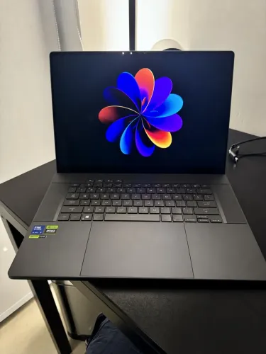 ASUS ROG Zephyrus G16 OLED 240Hz | Ultra 9 | RTX 4070 | 16GB | 1TB