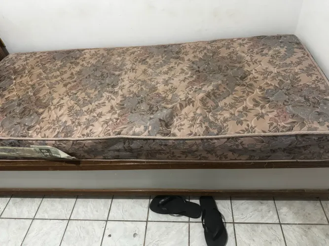 Cama de solteiro + colchão 