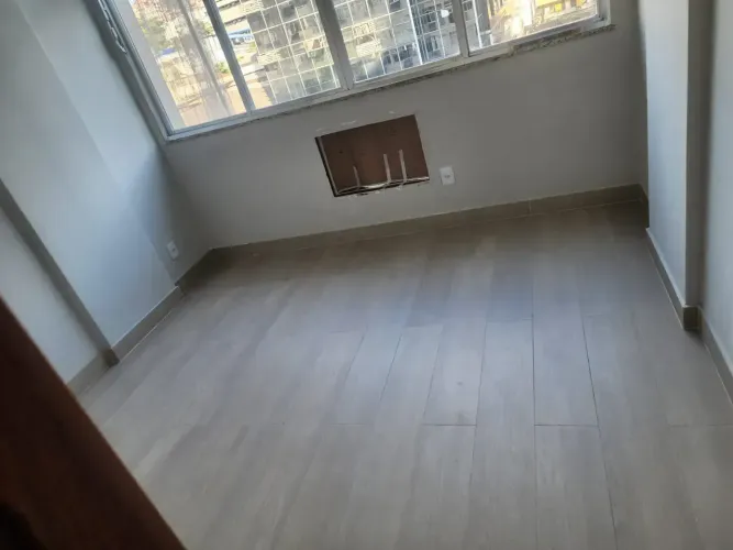 Niterói - Centro - Rua da Conceição 38m² 01 quarto reformado sol da manhã