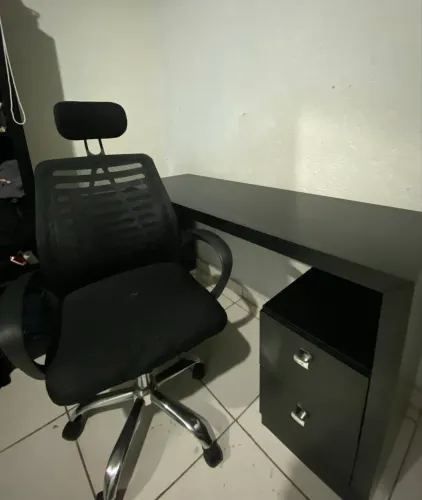 Escrivaninha + cadeira