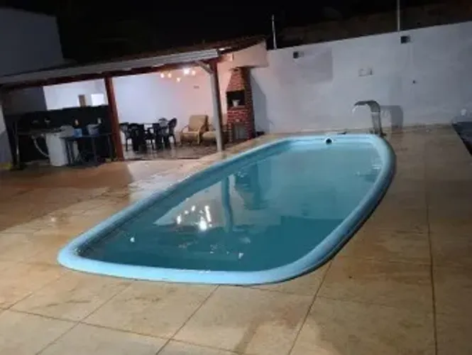 Casa com Piscina, Churrasqueira e vagas para três carros em bairro nobre