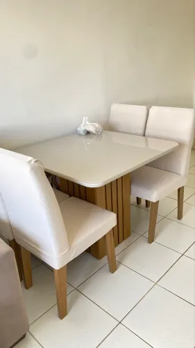 Mesa tampo de vidro com 4 cadeiras
