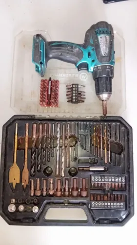 Parafusadeira/Furadeira Makita 18V (Corpo) + Jogo de Brocas e Bits Werckmann