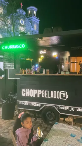 Trailer com chopeira e churrasqueira