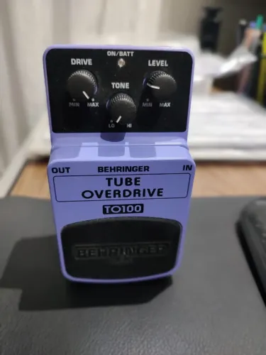 Pedal de efeito Behringer Overdrive TO100 com fonte.Em perfeito estado