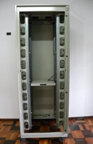 Bastidor rack padrão 46U - usado