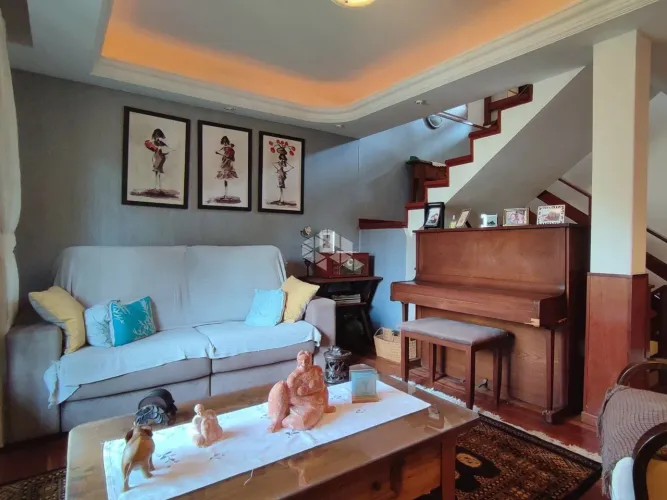 Casa Espaçosa e Semimobiliada com 3 Dormitórios e Lareira no Partenon!