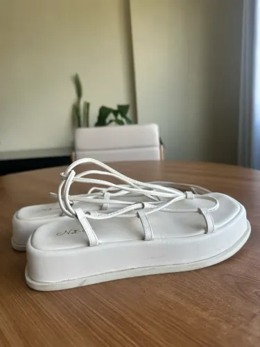 Papete Off-white com amarrações
