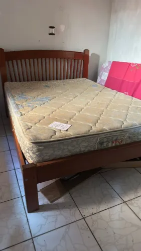 Vendo Cama de madeira pura (VALOR NEGOCIÁVEL)