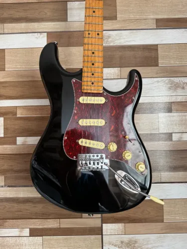 Guitarra Stratocaster Preta com Escudo Tortoise