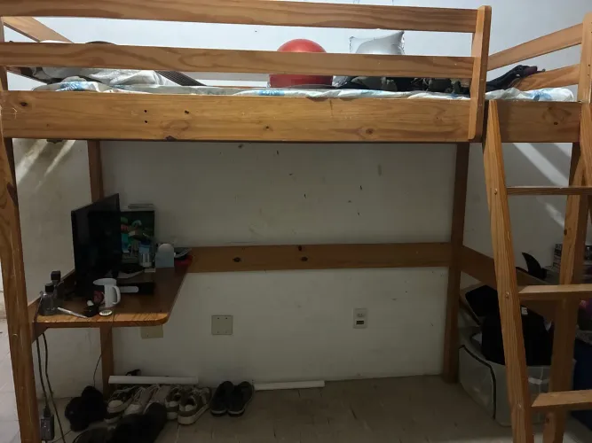 Cama suspensa, cama alta, cama mezanino.