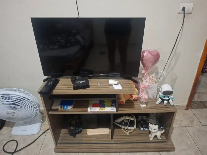 Tv 32 + aparelho q vira smart + rack td por 600