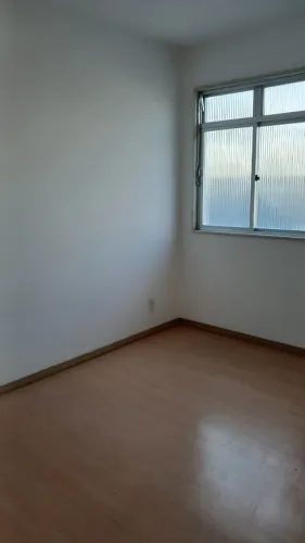 Apartamento amplo, com 3 quartos, varanda e vaga na garagem, situado na Rua Gastão Taveira