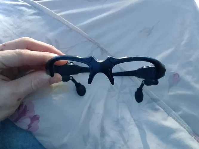 Só compra as lentes e ser feliz . Óculos maravilho os dois fone pega normalmente chmaaa