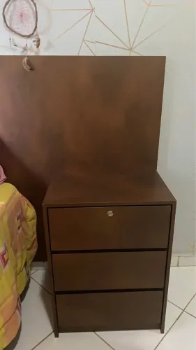Mesa de Cabeceira com 3 Gavetas e Chave