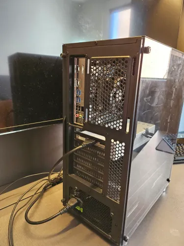 PC Gamer Ryzen 5 5600GT + RX 580 8GB