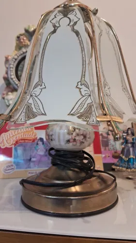 Antigo abajur de mesa com base em metal, corpo em porcelana