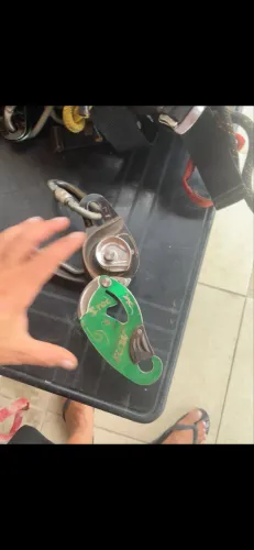 Descensor stec flow usado em bom estado equipamentos de alpinismo