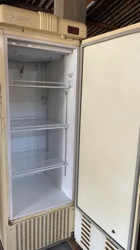CERVEJEIRA MODELO RETRÔ ORIGINAL METAL FRIO 550L