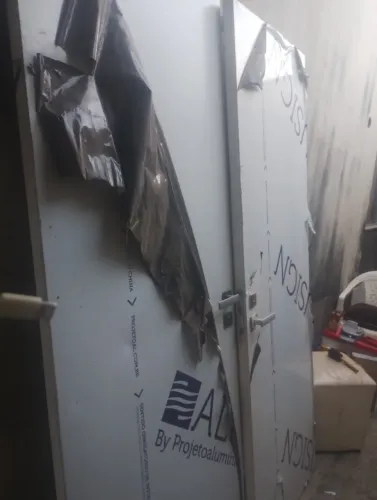 Vendo duas portas de ACM pra usar com pivô ou dobradiças