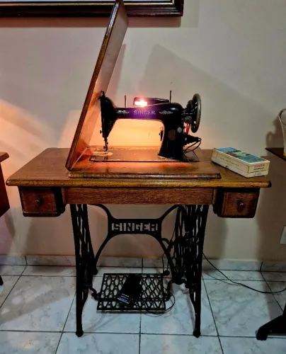 Máquina costura antiga SINGER