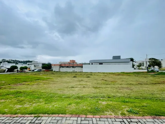 Terreno à venda com 374 m² no Condomínio Bosque do Imperador em Pindamonhangaba/SP.