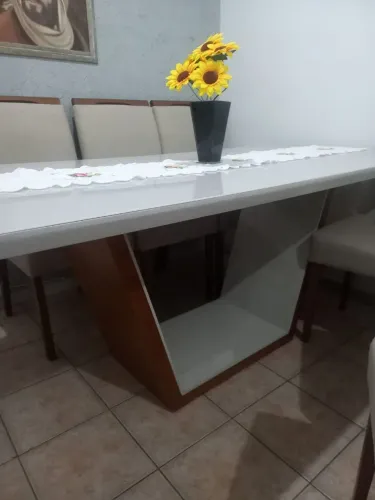 Mesa de madeira maciça com 6 cadeiras