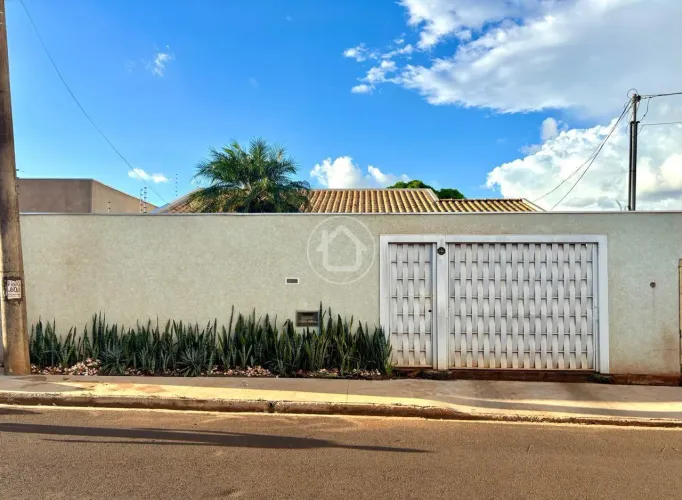 CASA COM 03 QUARTOS E AMPLO QUINTAL