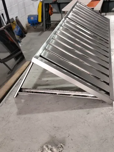 Prateleira suspensa gradeada em inox para apoio, comprimento 1,90m