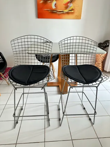 Banquetas alta com estofamento em couro sintético preto