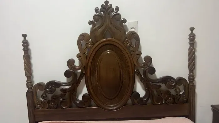 Cama de casal em madeira maciça de sucupira