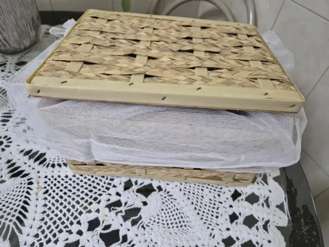 Cesta Rústica de Palha com Tule Bordado - Ideal para Casamento / Florista