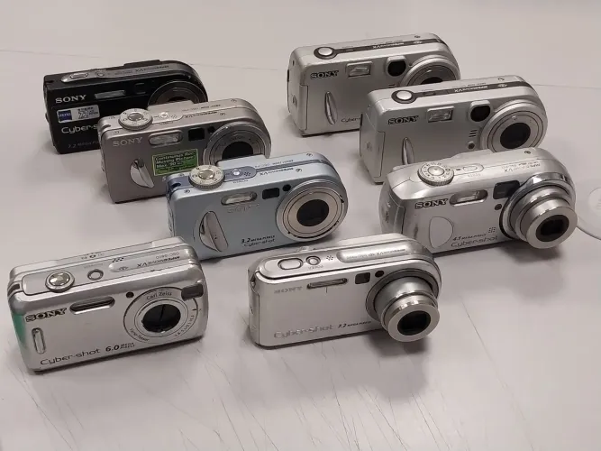 Lote 8 câmeras digitais Sony Cyber-shot diversas com defeito